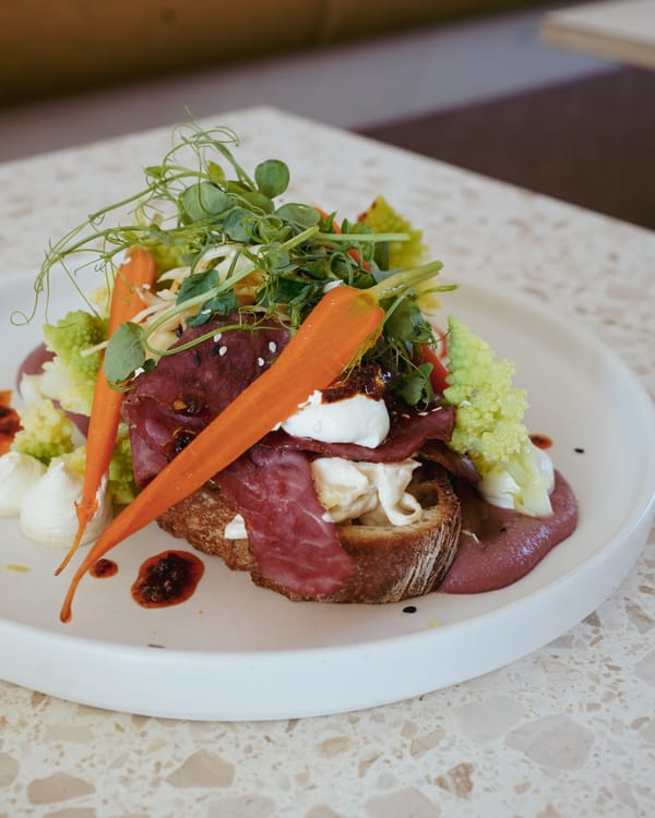 Frühstücksstulle auf Sauerteigbrot mit Pastrami, Frischkäse, jungen Karotten und Kresse